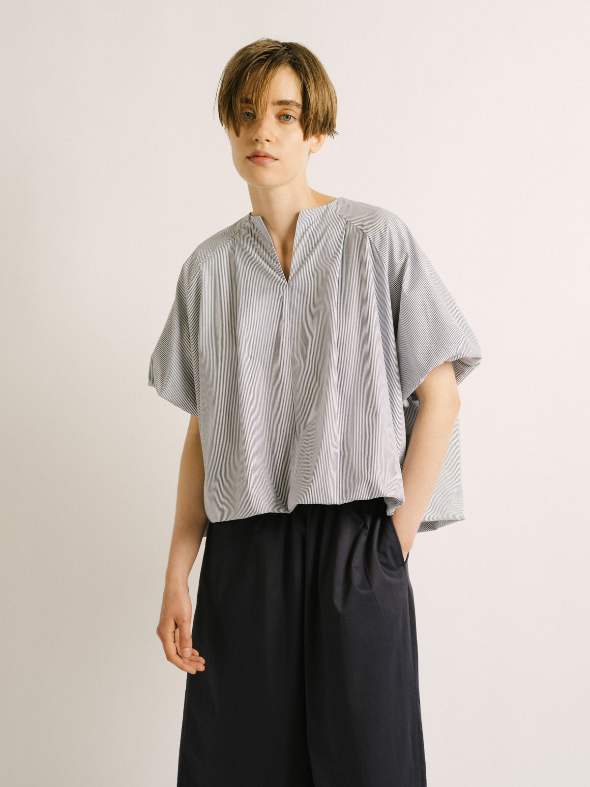 mizuiro ind ミズイロインド 2026夏 シャツ STRIPE COLLARLESS BALLOON P/O コーディネート