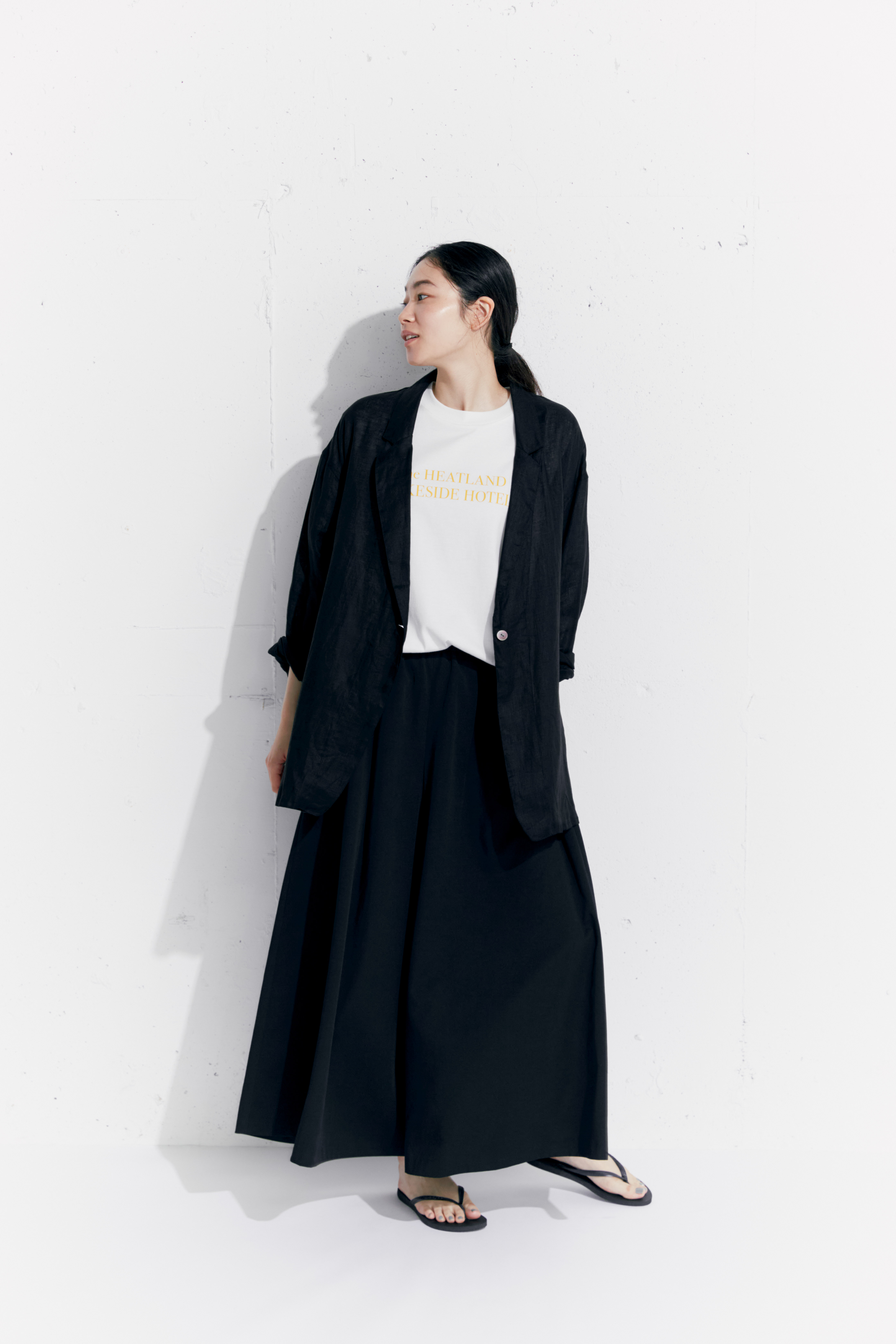 黒いジャケットとロングスカート