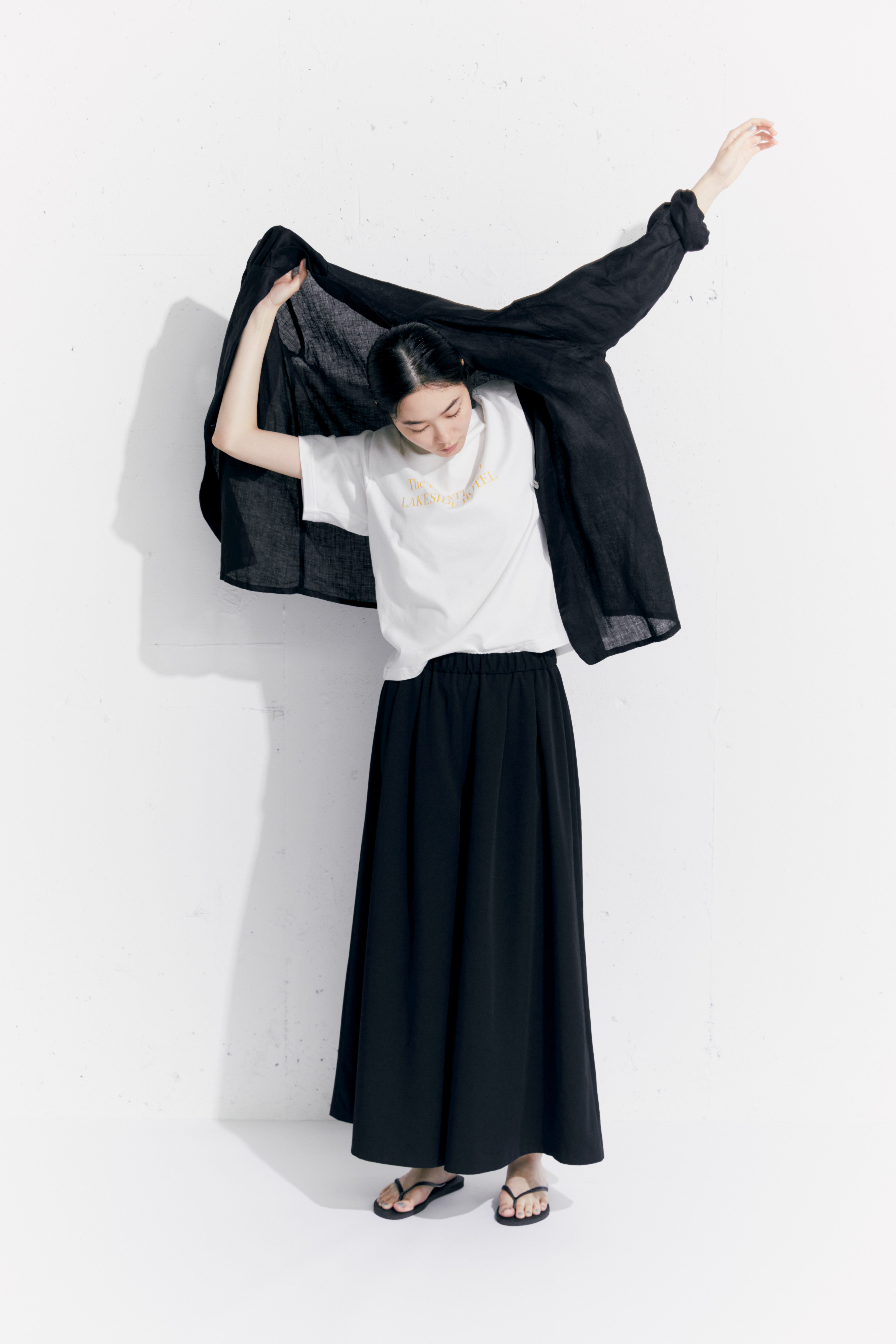 黒いジャケットとロングスカート