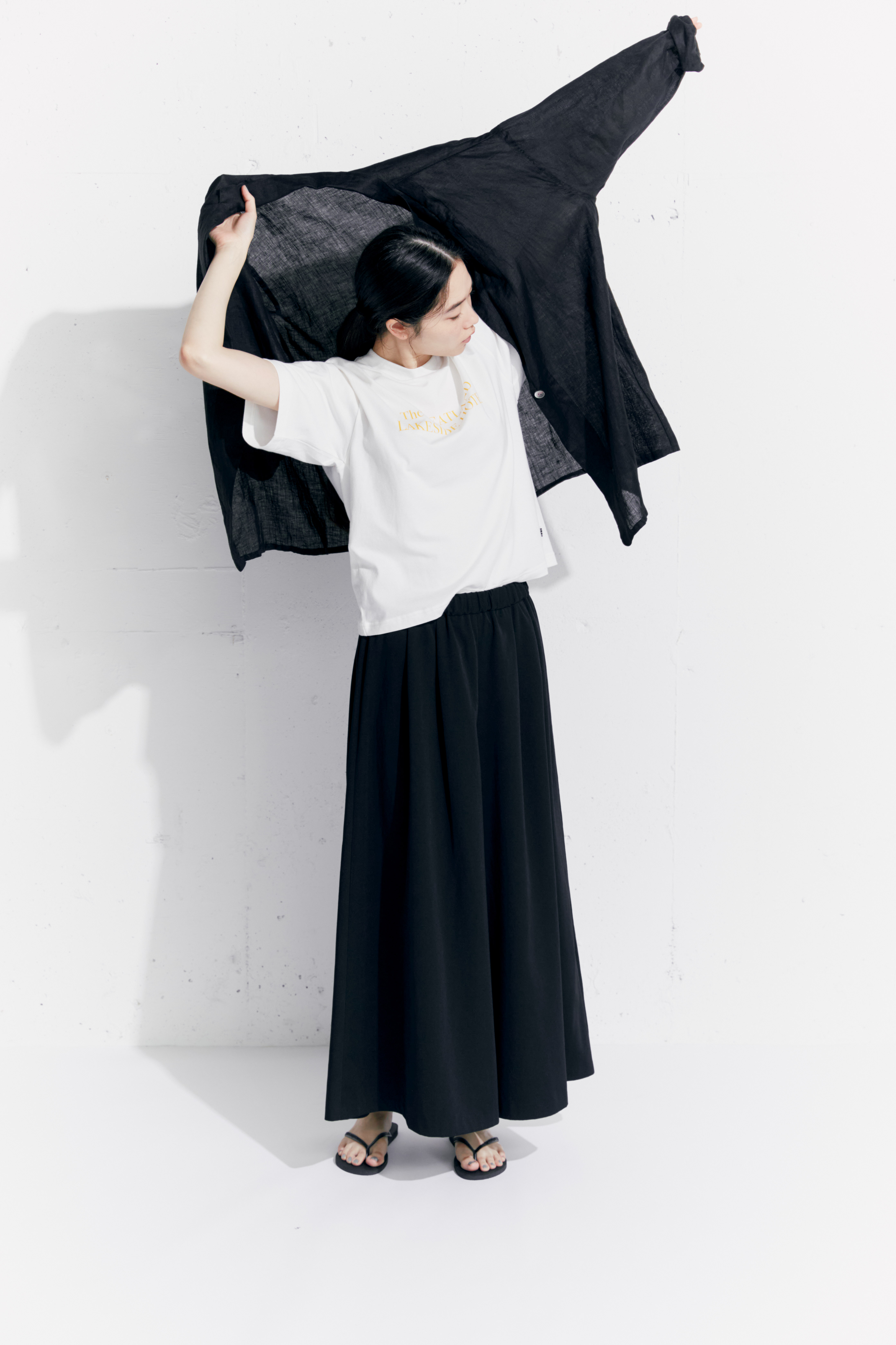 黒いジャケットとロングスカート